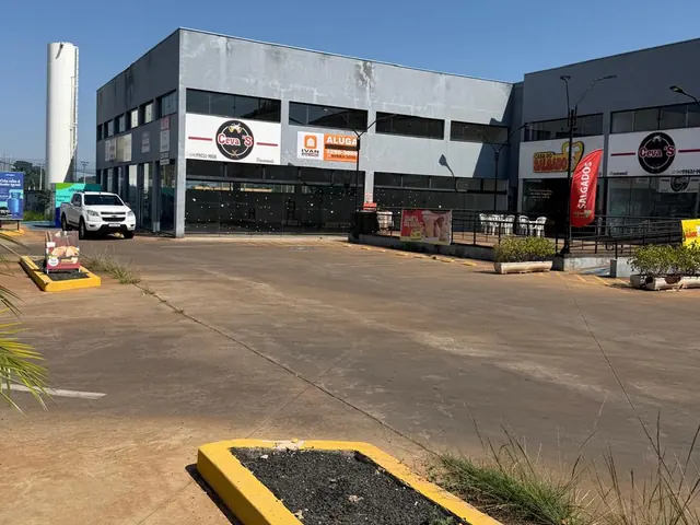 Pátio do complexo em frente ao salão 09 + 10, com o bloco cinza do salão ao fundo