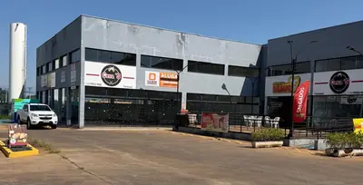 Salão visto do pátio do complexo